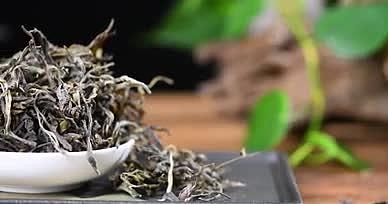 中国古风茶叶泡茶倒茶视频展示视频的预览图